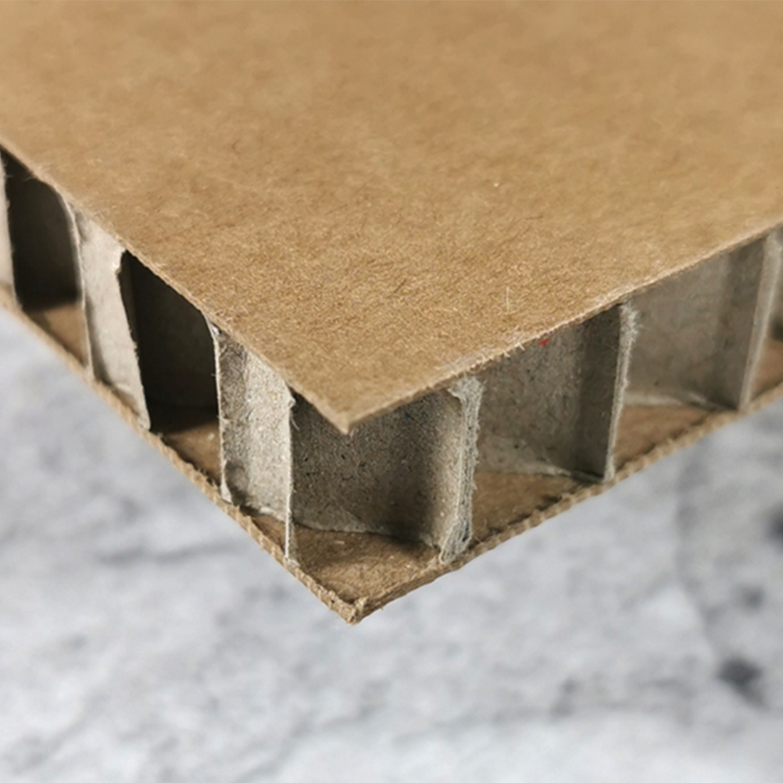 Panel de cartón nido de abeja kraft de 15 mm, ligero y ecológico.