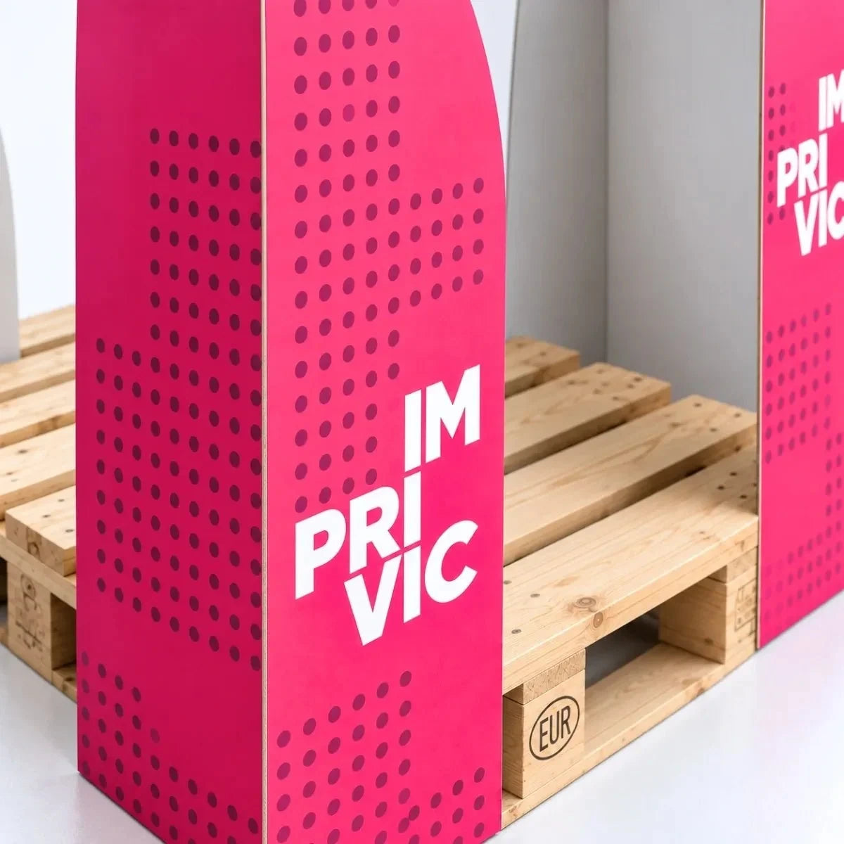 Detalle de un corner de cartón impreso personalizado de color rosa en la esquina de un pallet
