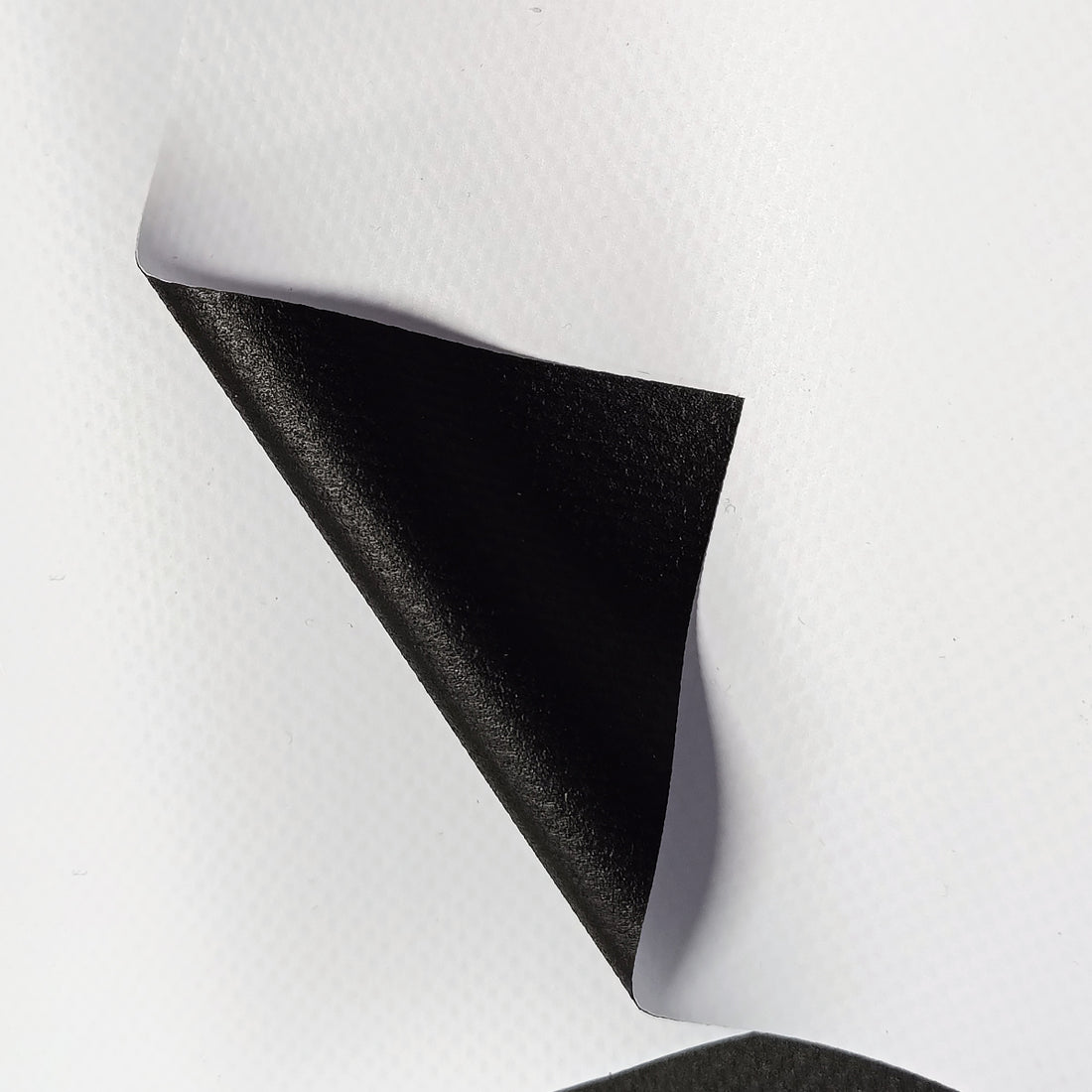 Lona opaca con trasera negra para bloquear la luz.