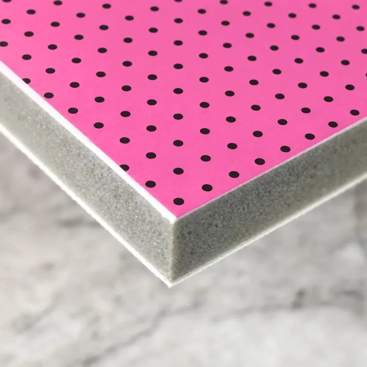 Plancha de cartón pluma Kapa Plast impresa personalizada de color rosa, detalle del canto