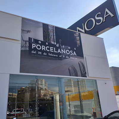 Vinilo adhesivo de fácil aplicación sin burbujas. Ideal para campañas temporales, escaparates y decoración interior. Reposicionable y removible sin dejar residuos.