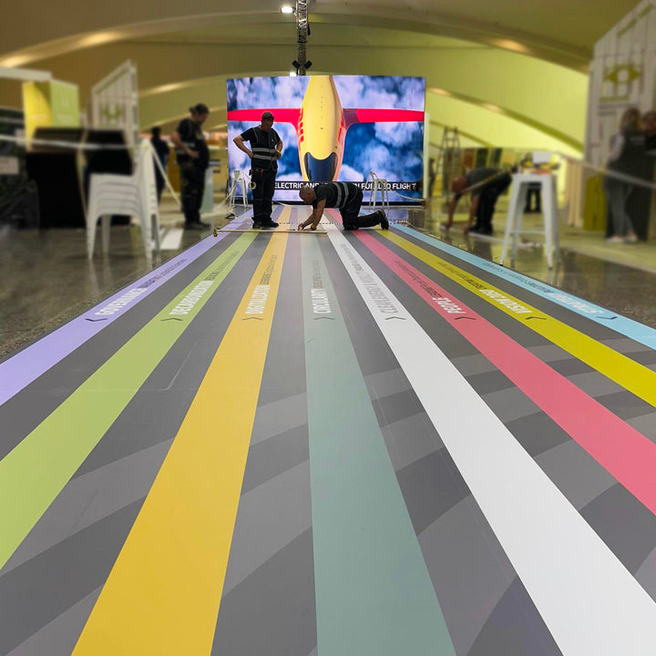 Vinilo adhesivo para suelo, resistente y antideslizante. Ideal para espacios comerciales, eventos y polideportivos.