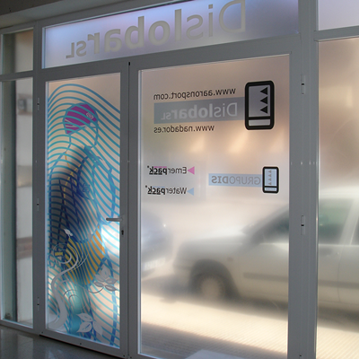 Vinilo adhesivo transparente, perfecto para señalización sutil y decoración.