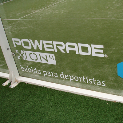 Vinilo adhesivo transparente, perfecto para señalización sutil y decoración.