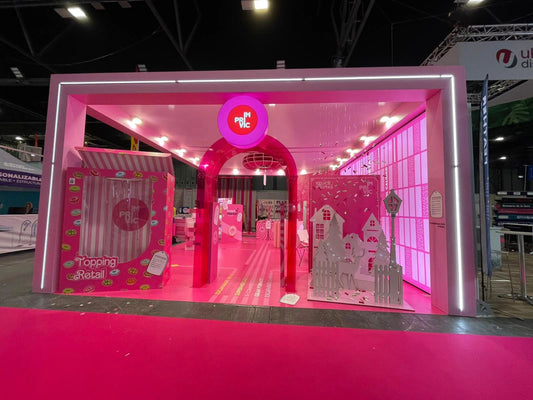 Expositores y PLV de marca destacando productos en el punto de venta de una tienda