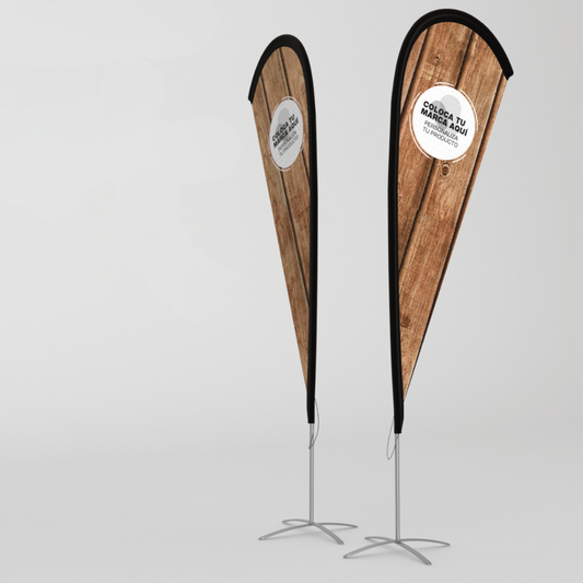 Roll up y flybanner de marca montados en un stand de feria