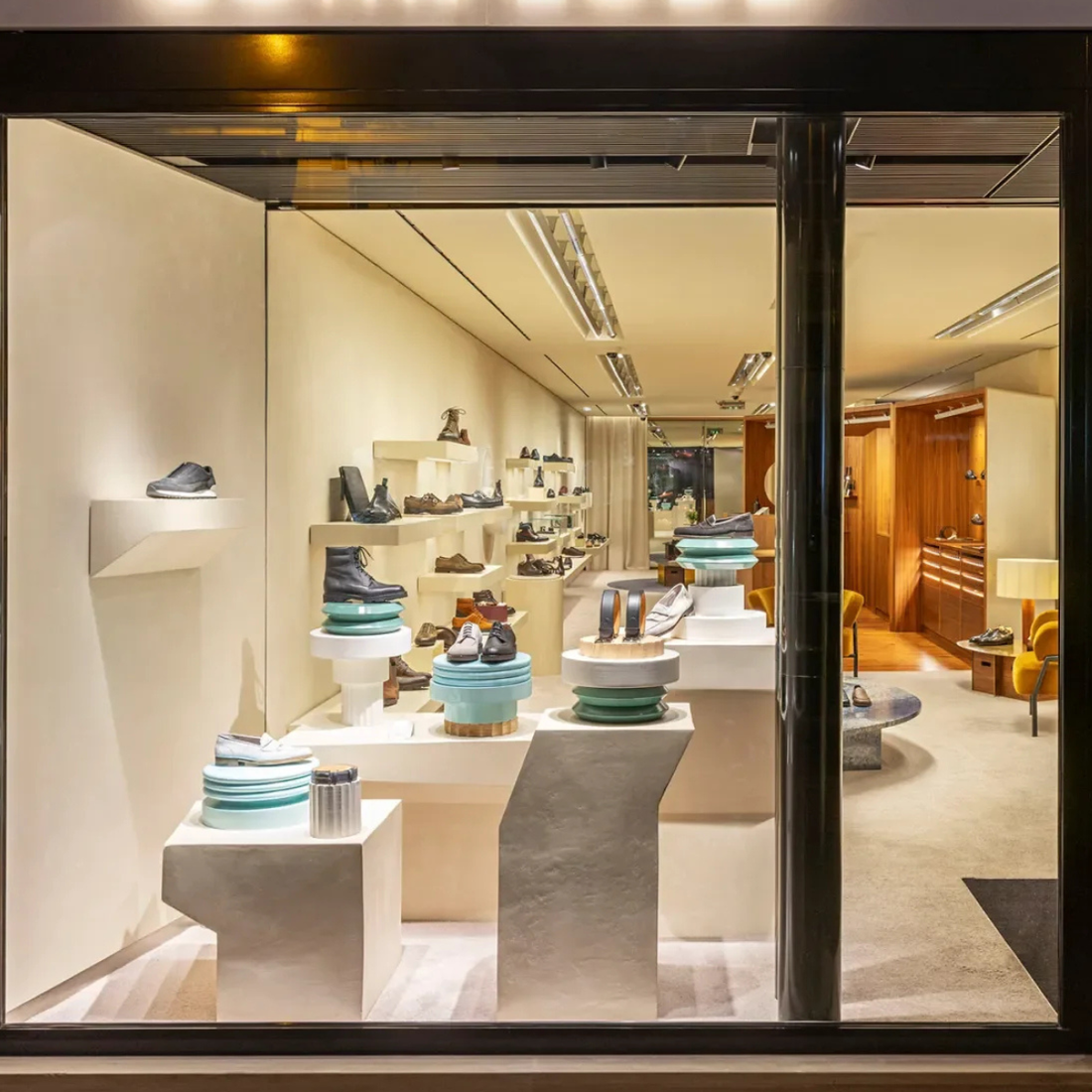 Escaparate de visual merchandising que convierte la tienda en experiencia de marca