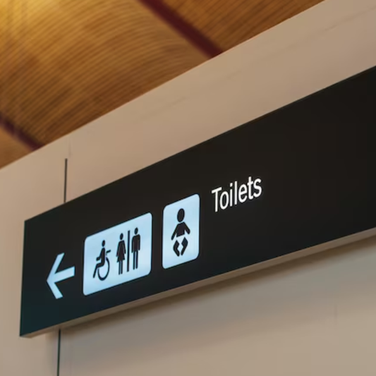Señalética interior corporativa para orientar a visitantes en una empresa