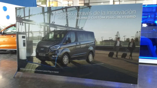 Photocall extensible personalizado con gráfica de marca en el evento de un concesionario