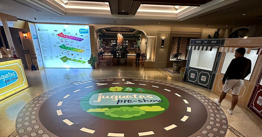 Alfombra vinílica impresa con forma circular en el suelo de un evento