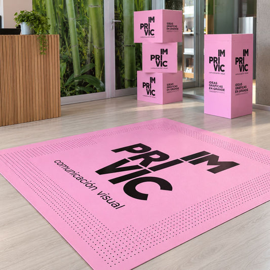 Alfombra vinílica impresa personalizada instalada en un espacio comercial