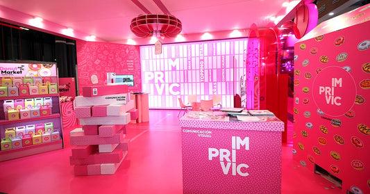 Stand de feria de Imprivic con el suelo impreso en rosa a juego con paredes y mostrador