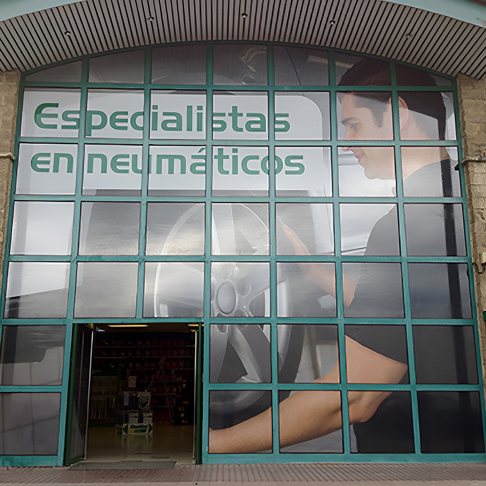 Vinilo microperforado, perfecto para vehículos y fachadas comerciales.