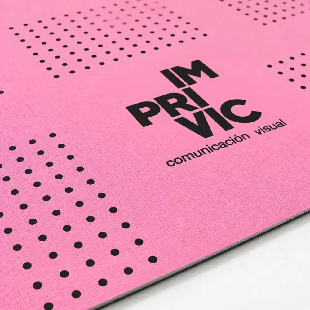 Detalle de la impresión de una alfombra de vinilo impresa personalizada de color rosa