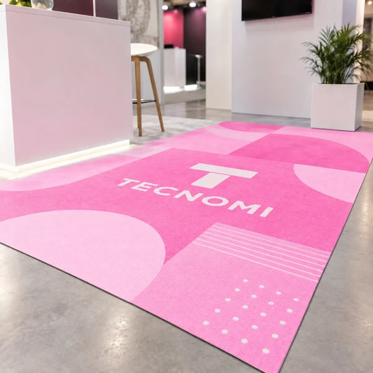 Alfombra vinílica publicitaria personalizada en un stand de feria