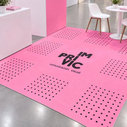 Alfombra de vinilo impresa personalizada de color rosa en el suelo de un local