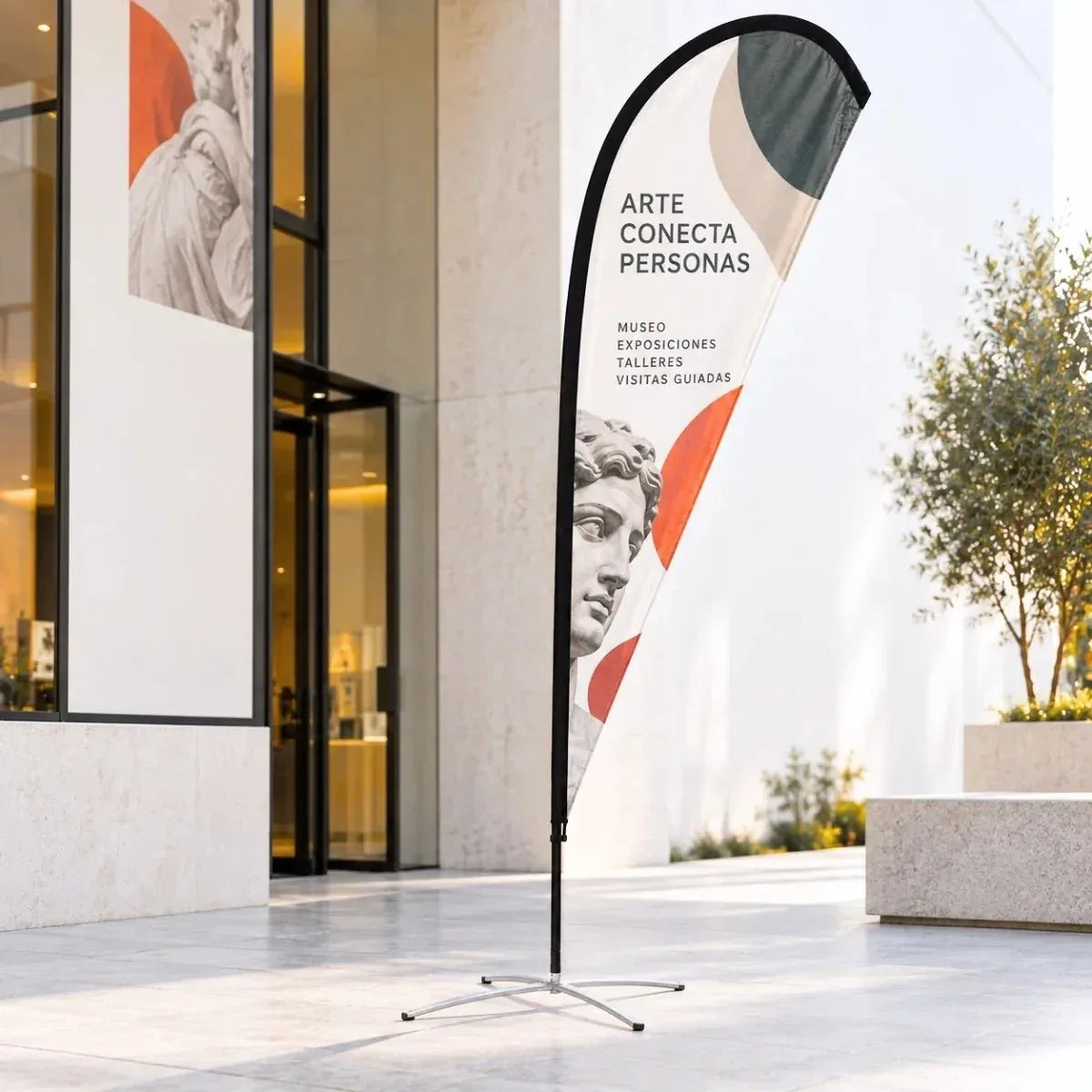 Banderola gota L impresa personalizada en la entrada de un museo