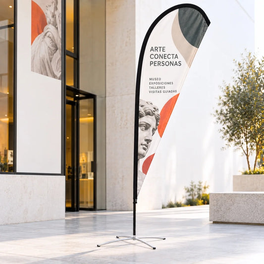 Banderola gota L publicitaria personalizada en la entrada de un museo