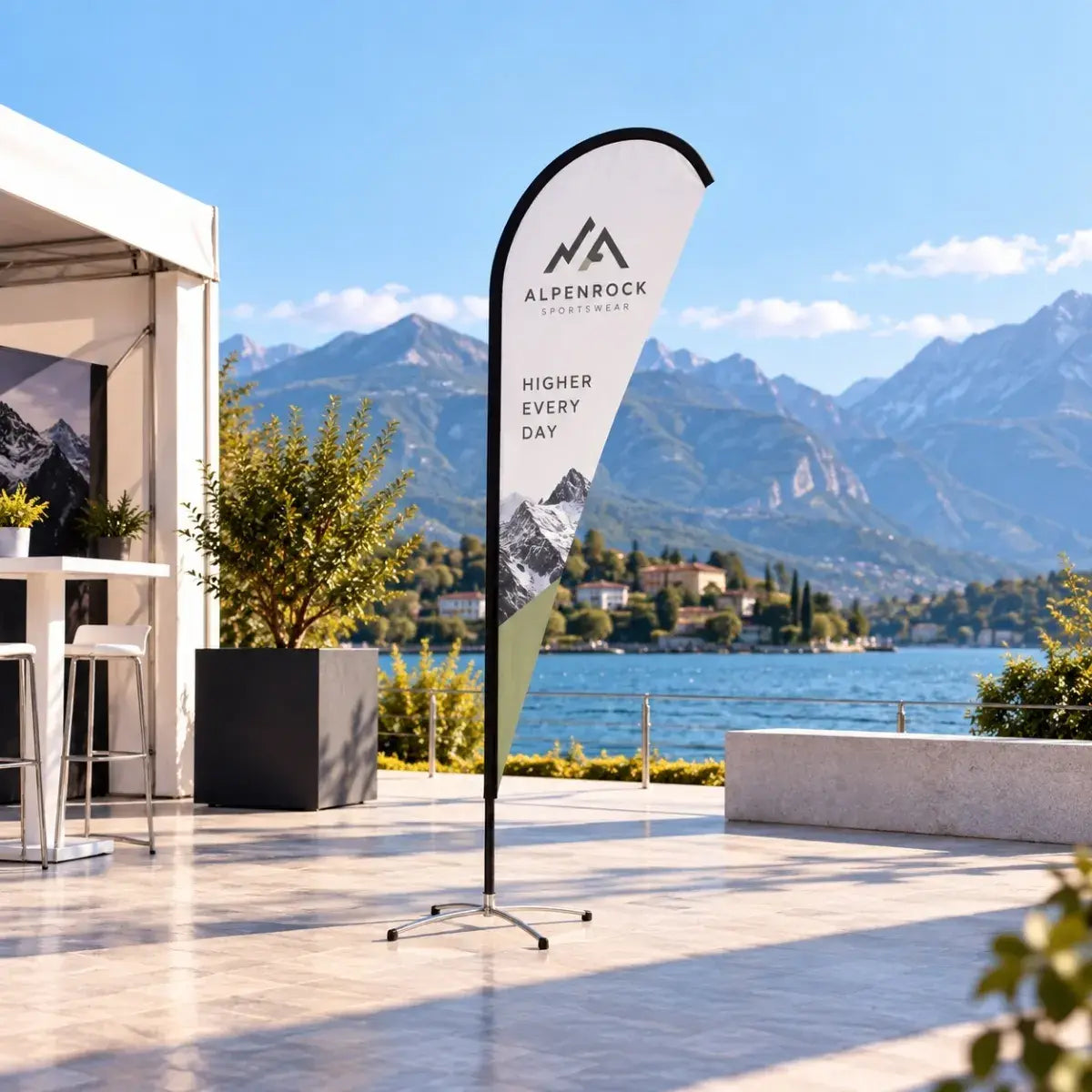 Banderola gota S publicitaria personalizada en terraza frente al lago