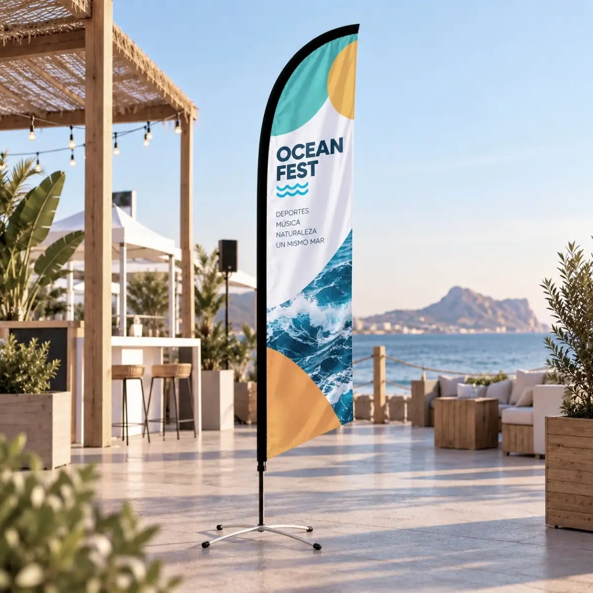 Banderola vela L publicitaria personalizada en terraza de un evento junto al mar