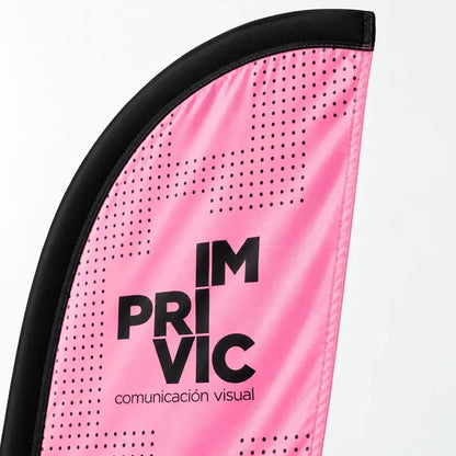 Detalle de la tela impresa personalizada de color rosa y la funda del mástil de una banderola vela M