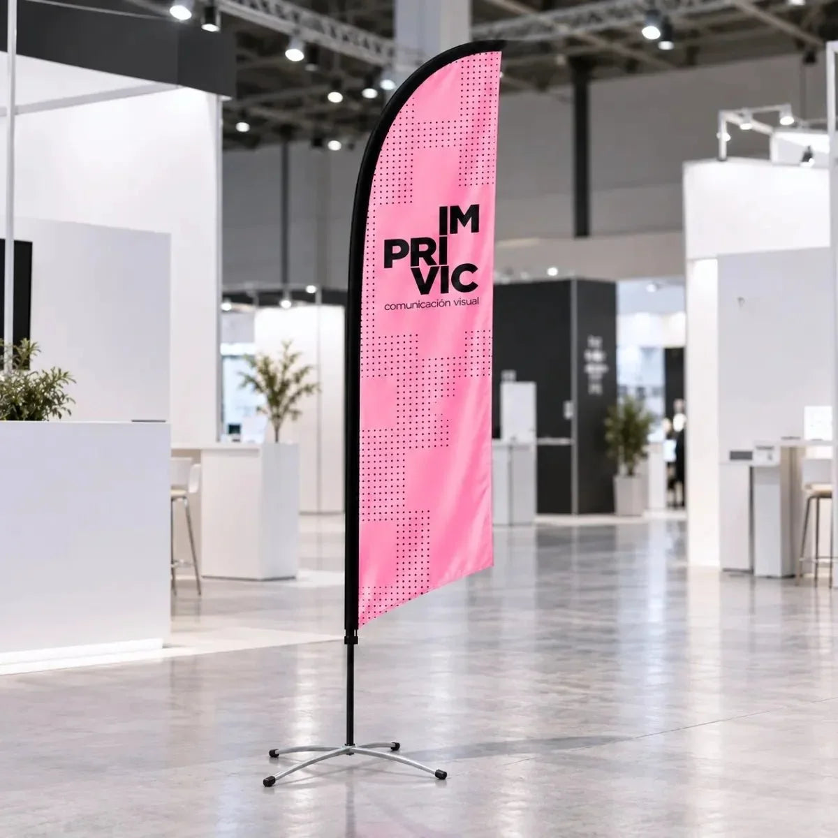 Banderola vela M impresa personalizada de color rosa en un stand de feria