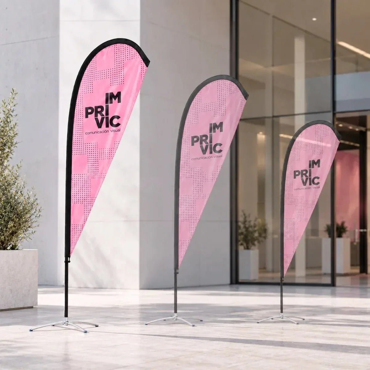 Banderolas gota L impresas personalizadas de color rosa de gran tamaño en la entrada de un local