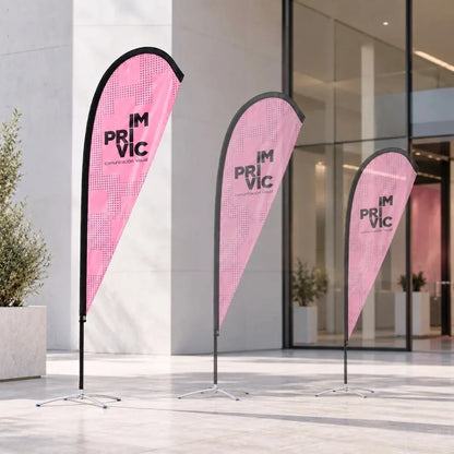Banderolas gota L impresas personalizadas de color rosa de gran tamaño en la entrada de un local