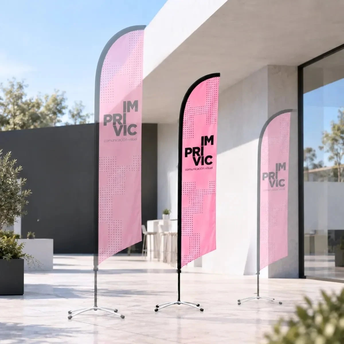Banderolas vela M impresas personalizadas de color rosa de tamaño mediano en la entrada de un edificio