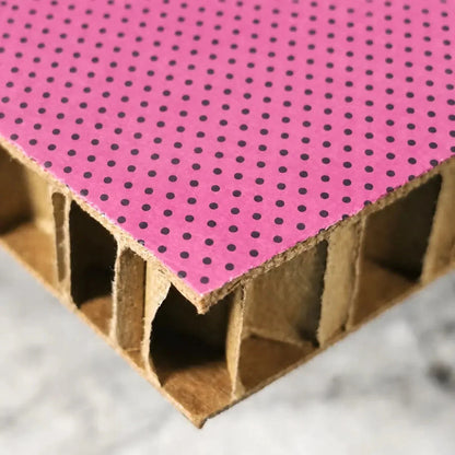 Plancha de cartón nido impreso personalizado de color rosa, detalle de la estructura alveolar