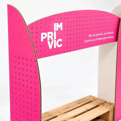 Detalle de la unión de la cartela y el corner de cartón impreso personalizado de color rosa