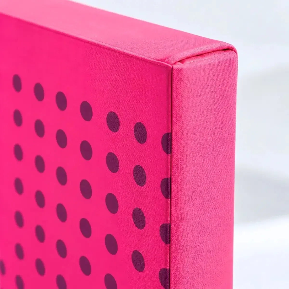 Detalle de la tela impresa personalizada de color rosa de un cubre alarmas