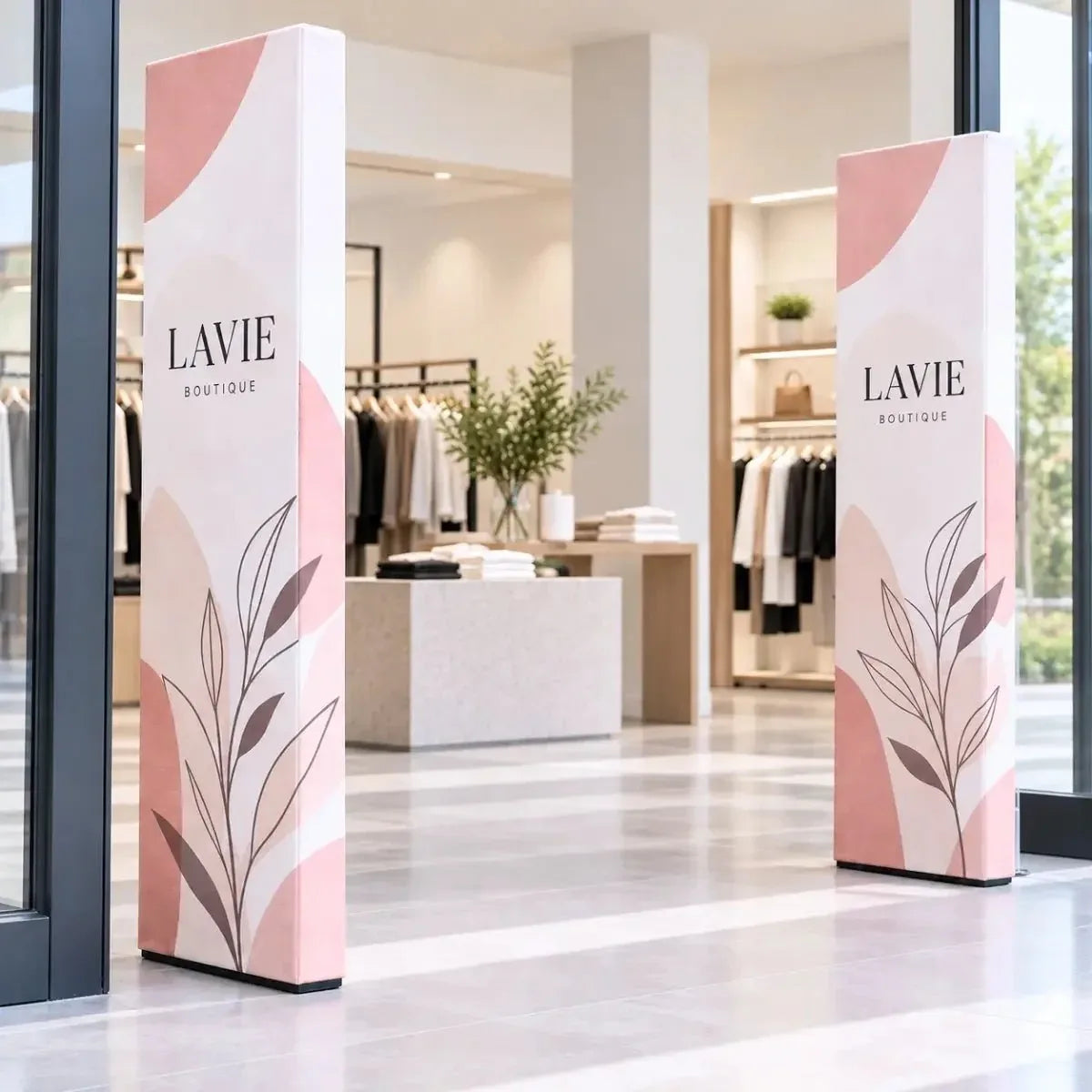 Cubre alarmas de tela impresos personalizados en la entrada de una boutique
