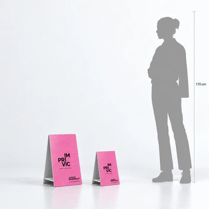 Displays con caballete personalizados comparados con la altura de una persona