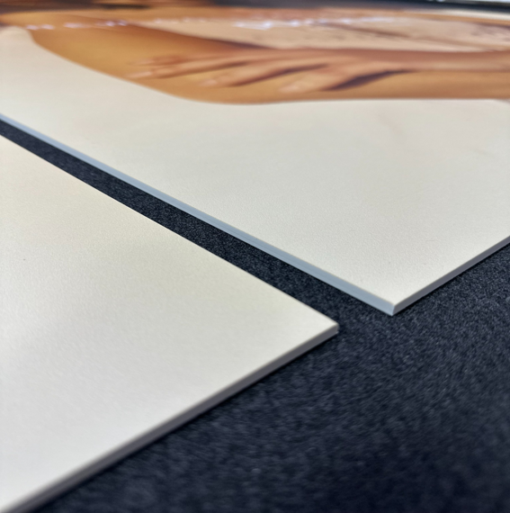 Panel de PVC rígido de 5 mm, ideal para impresión y señalización.