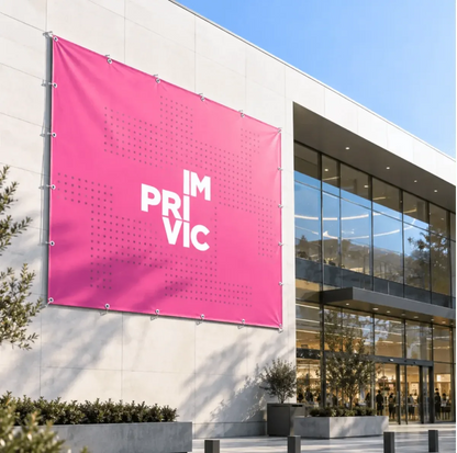 Lona frontlight con ollados impresa personalizada de color rosa con logotipo de Imprivic en la fachada de un edificio
