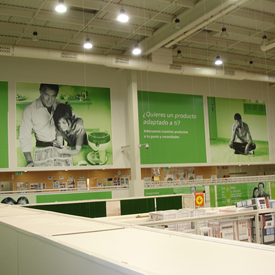 Lona impresa frontlit de PVC para exterior en gran formato.