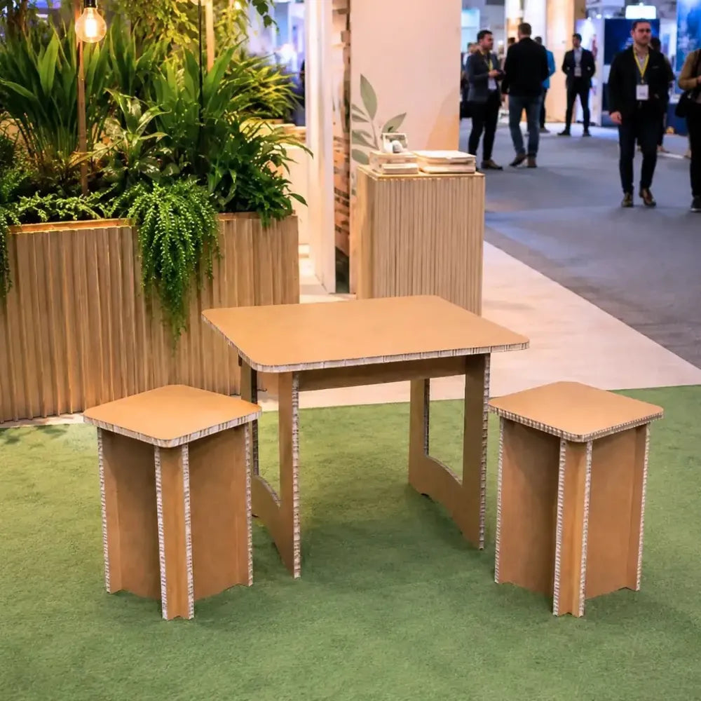 Mesa y taburetes de cartón nido kraft impreso en un stand de feria
