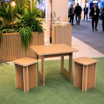 Mesa y taburetes de cartón nido kraft impreso en un stand de feria