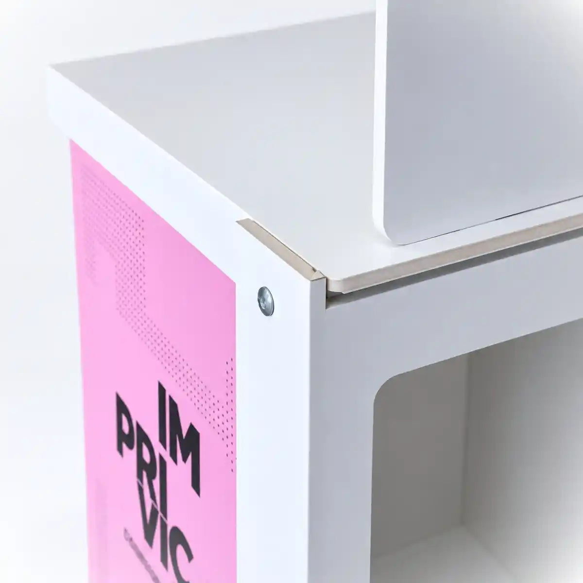 Detalle de la esquina del mostrador promocional Standbox