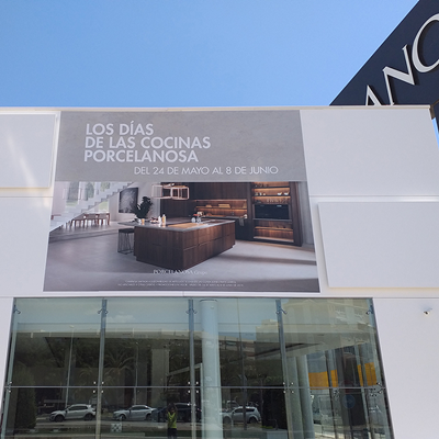 Vinilo adhesivo de fácil aplicación sin burbujas. Ideal para campañas temporales, escaparates y decoración interior. 