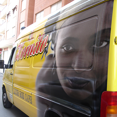 Vinilo adhesivo fundición especial para rotulación de coches y flotas.