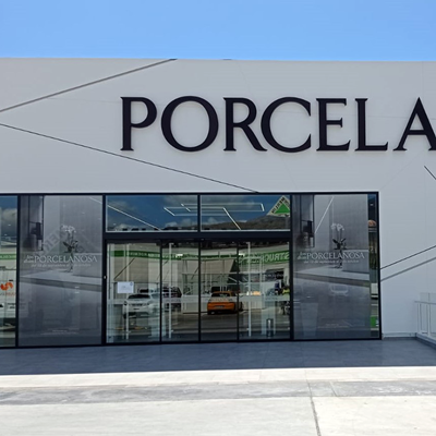 Vinilo microperforado, perfecto para vehículos y fachadas comerciales.