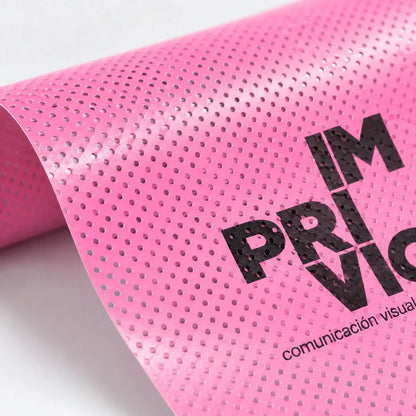Detalle de las microperforaciones del vinilo microperforado impreso personalizado de color rosa