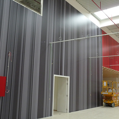 Vinilo adhesivo decorativo de impresión digital, perfecto para murales y espacios comerciales.