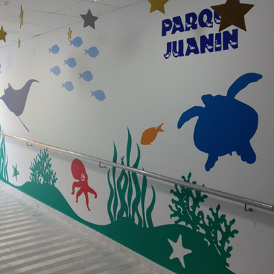 Vinilo adhesivo decorativo de impresión digital, perfecto para murales y espacios comerciales.