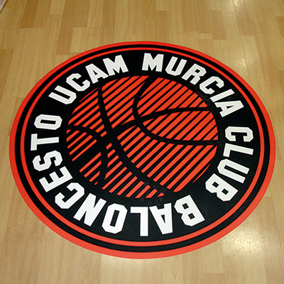 Vinilo adhesivo para suelo, resistente y antideslizante. Ideal para espacios comerciales, eventos y polideportivos.