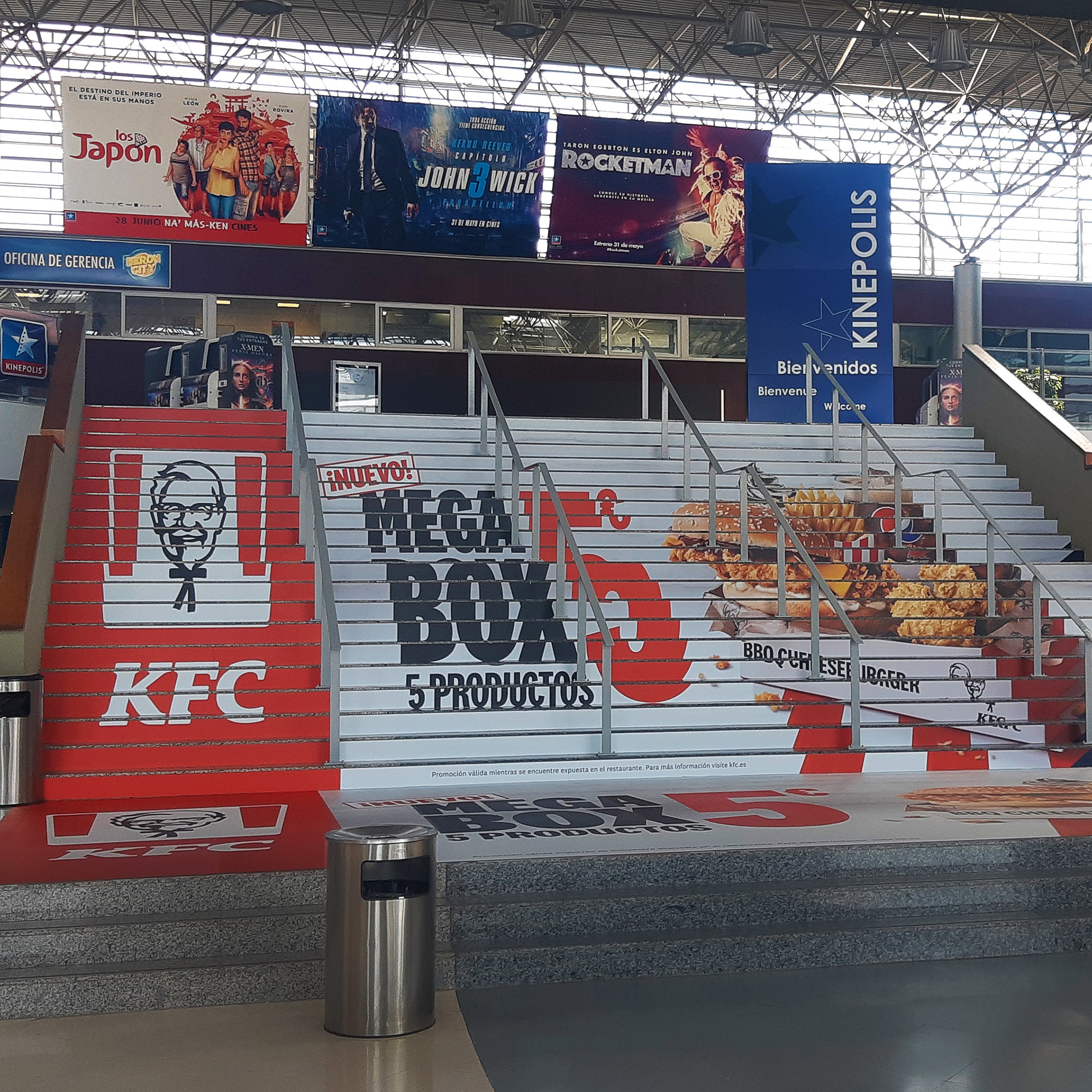 Vinilo adhesivo para suelo, resistente y antideslizante. Ideal para espacios comerciales, eventos y polideportivos.