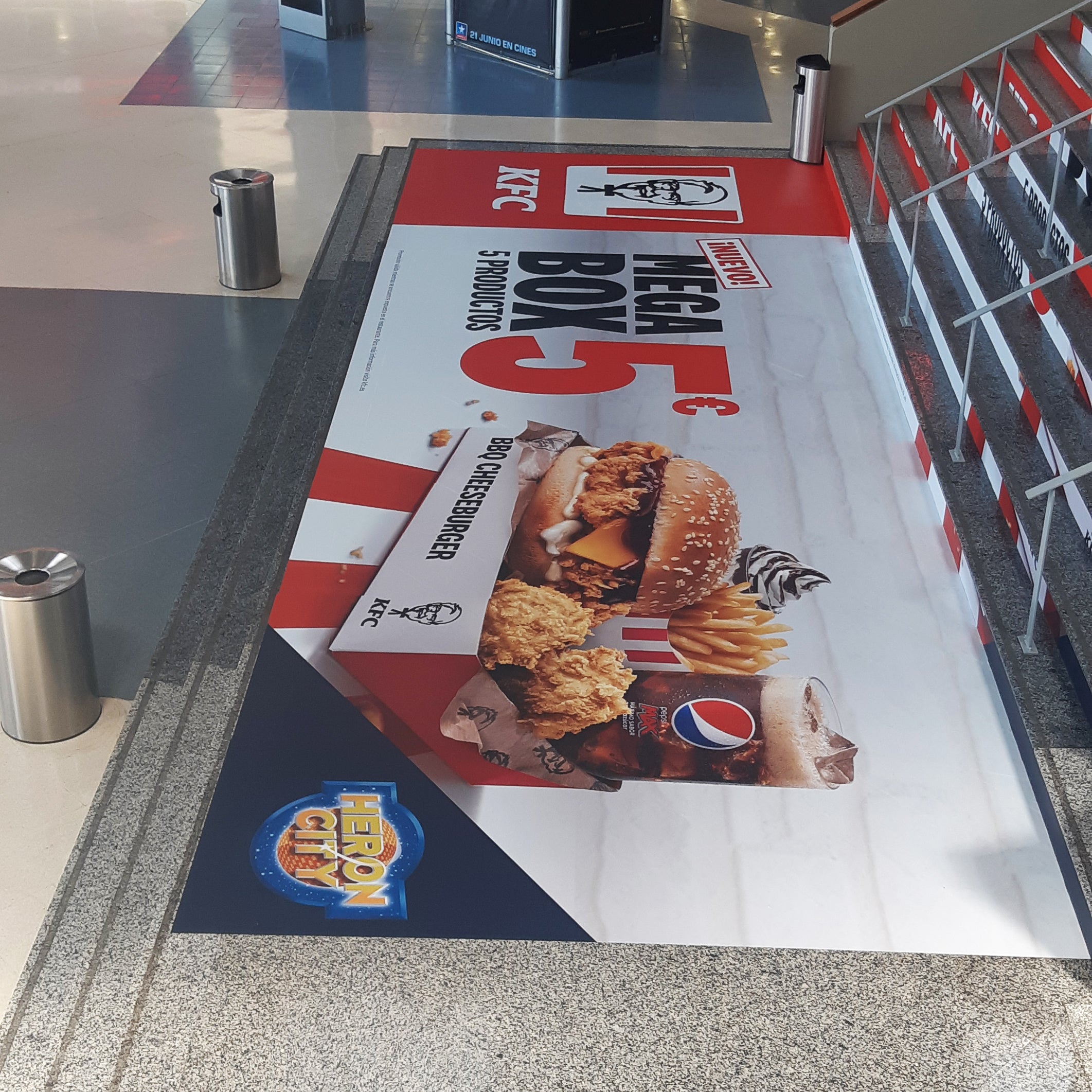 Vinilo adhesivo para suelo, resistente y antideslizante. Ideal para espacios comerciales, eventos y polideportivos.