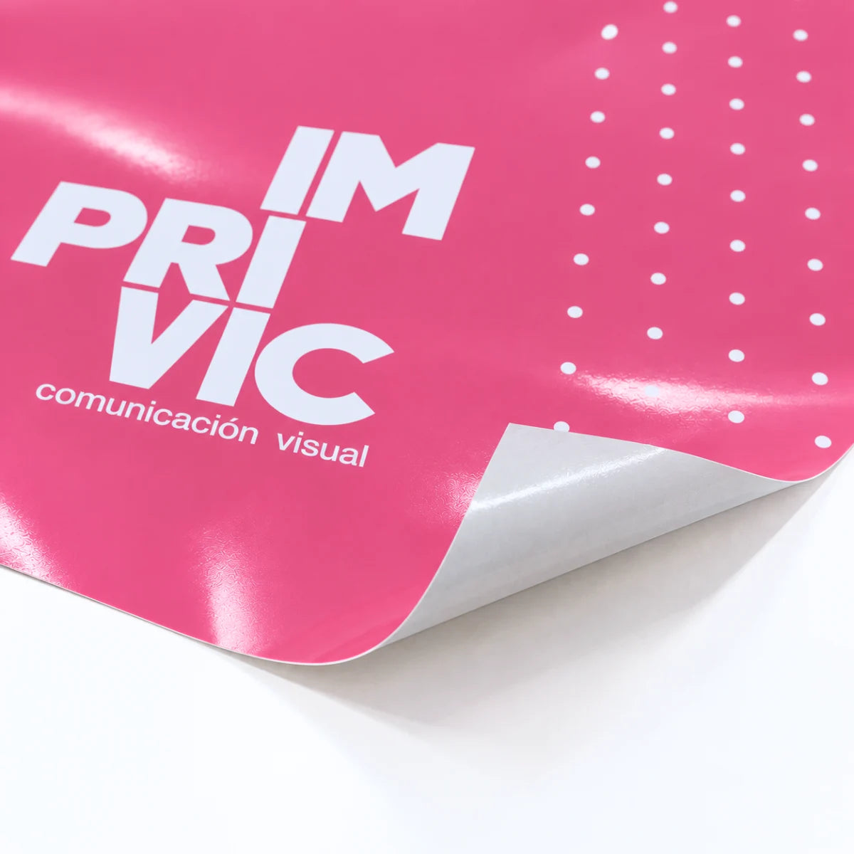 Detalle de vinilo polimérico adhesivo con su reverso